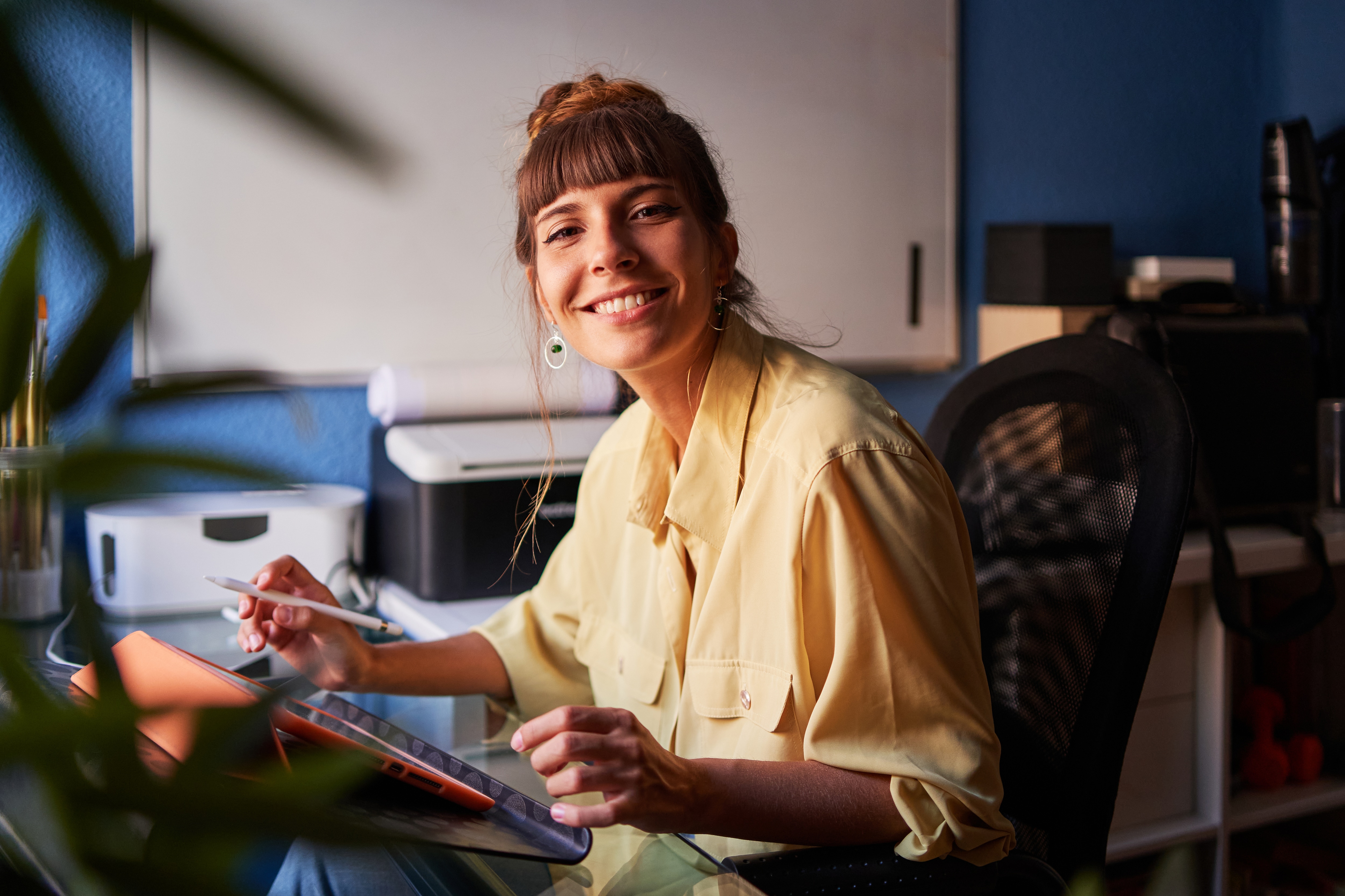 a smiling woman on the chair, looking at the camera